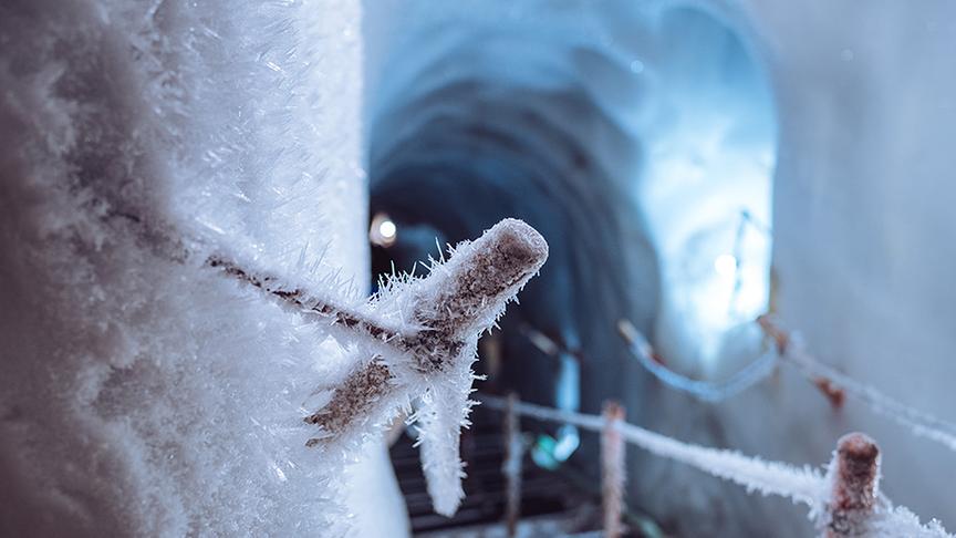 © Foto: Simeon Baker Silvia besucht eine Eishöhle.