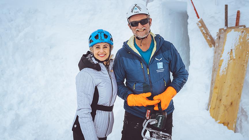 © Foto: Simeon Baker Silvia besucht eine Eishöhle.