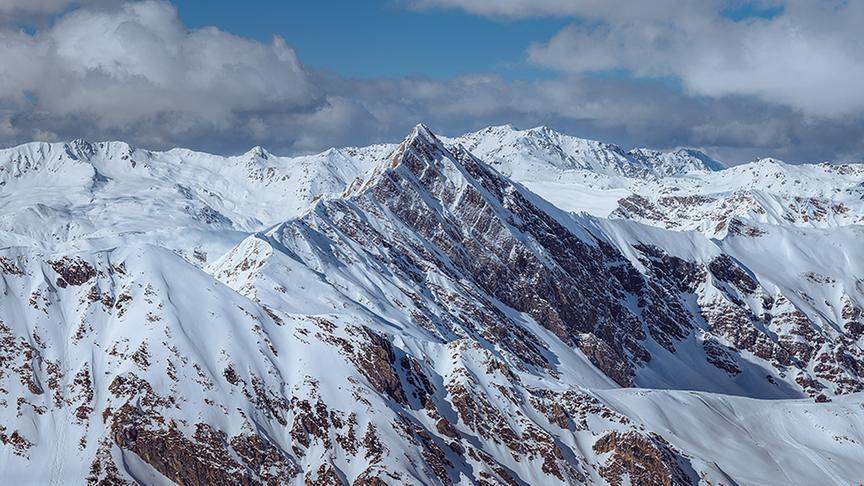© Foto: Simeon Baker Silvia besucht eine Eishöhle.