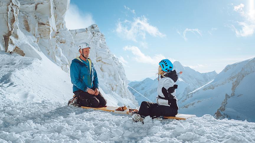 © Foto: Simeon Baker Silvia besucht eine Eishöhle.