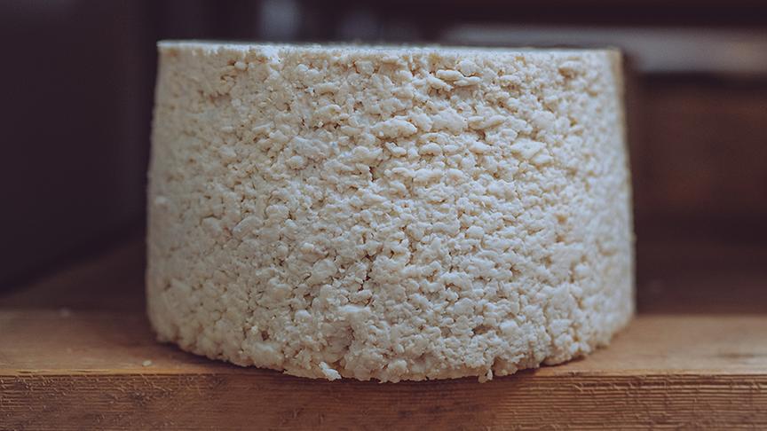 © Foto: Simeon Baker Silvia bei der Herstellung von Graukas.