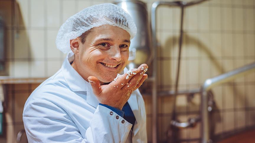 © Foto: Simeon Baker Silvia bei der Herstellung von Graukas.