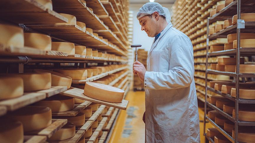 © Foto: Simeon Baker Silvia bei der Herstellung von Graukas.