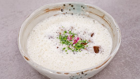 © Foto: ORF/ Silvia Schneider GmbH/ Juraj Melicher Zillertaler Graukäseschaumsüppchen mit Croutons