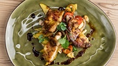 Zitronengras-Hendl mit einem Mango-Erdnusssalat