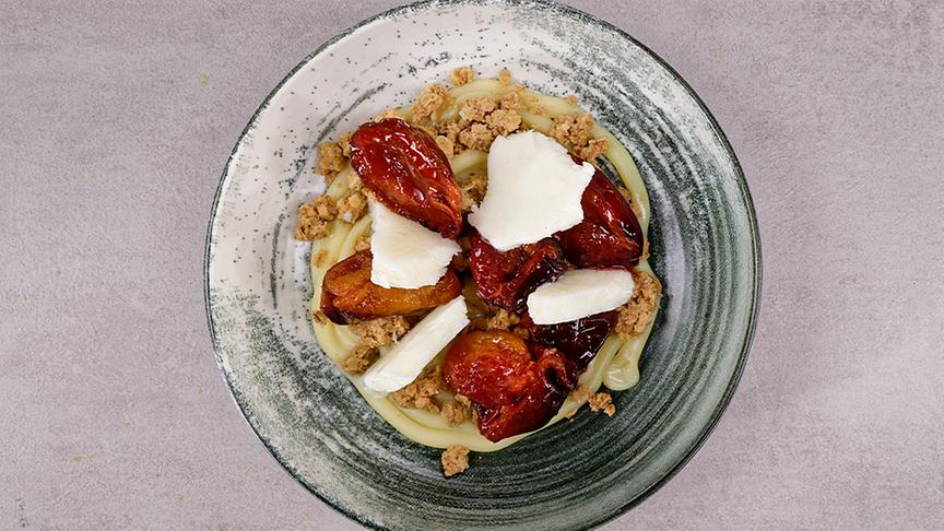 Zwetschken mit Hafercrumble, weißer Schokolade und geeistem Joghurt