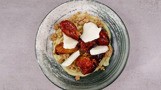 © ORF/ Silvia Schneider GmbH/ Juraj Melicher Zwetschken mit Hafercrumble, weißer Schokolade und geeistem Joghurt
