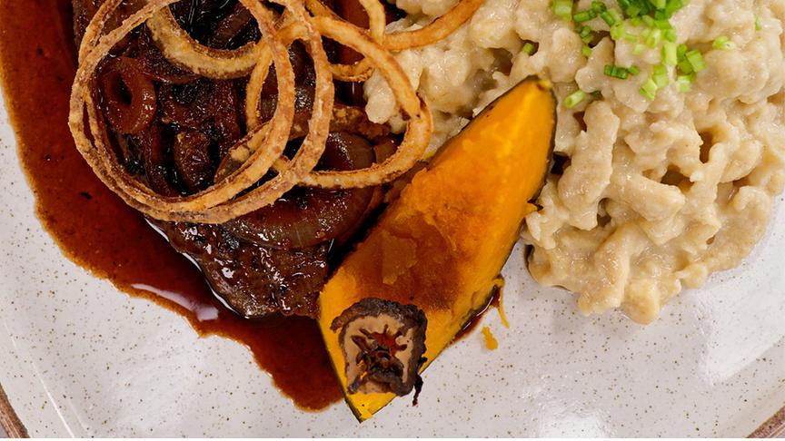 Zwiebelrostbraten vom Hirsch, schwarze Nuss, grüner Hokkaidokürbis & Roggenspätzle