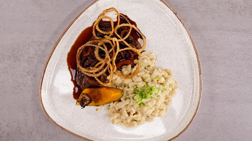 Zwiebelrostbraten vom Hirsch, schwarze Nuss, grüner Hokkaidokürbis & Roggenspätzle