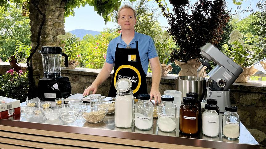 Fritz Treiber analysiert die Inhaltsstoffe von industriell hergestellten Haferdrinks.