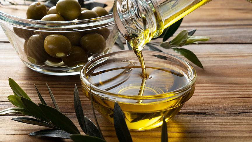 Olivenöl in einer Schüssel