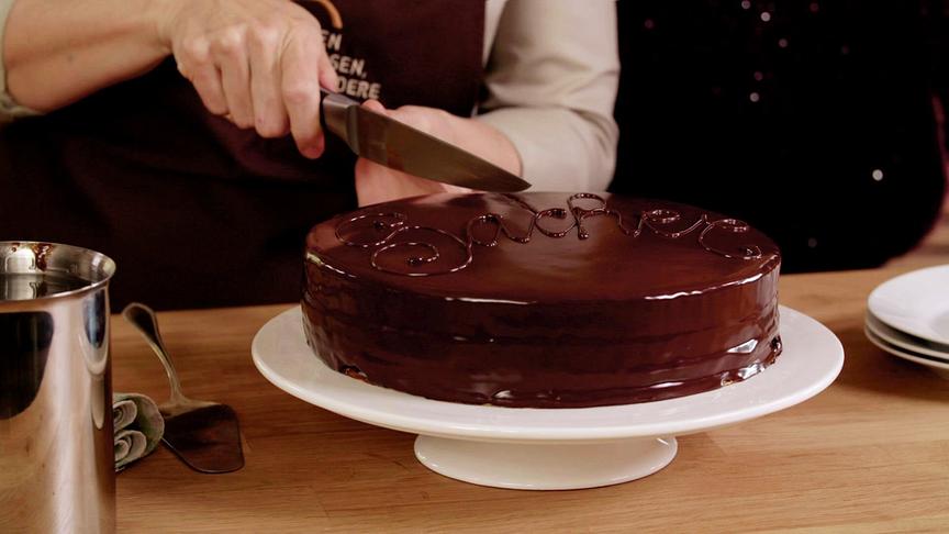 Im Bild: Eveline Wild, Silvia Schneider und Fritz Treiber verkosten Sachertorte.