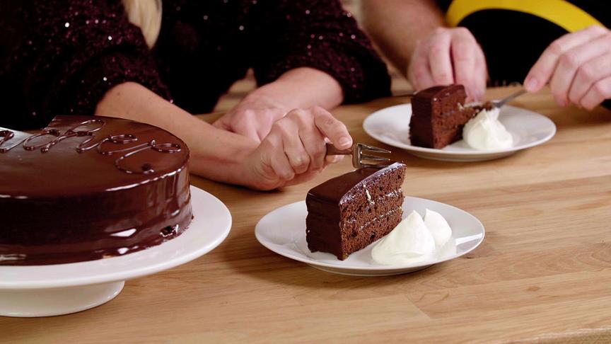 Im Bild: Eveline Wild, Silvia Schneider und Fritz Treiber verkosten Sachertorte.