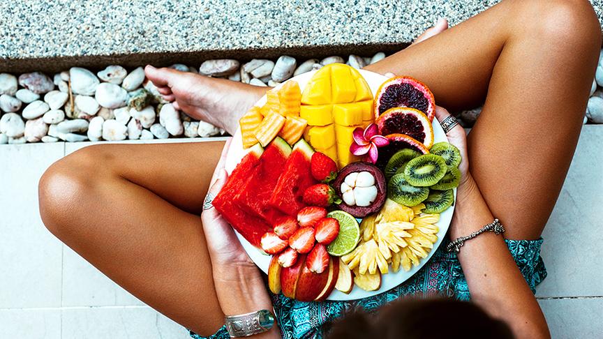 © Colourbox Eine Frau hält einen Teller mit aufgeschnittenem Obst