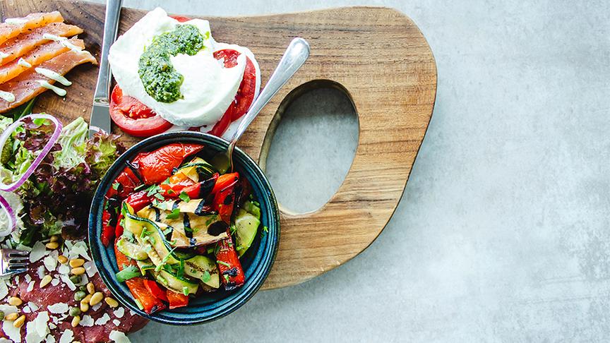 Jausenbrett mit Sommersalat und Paradeiser-Mozzarella-Brötchen