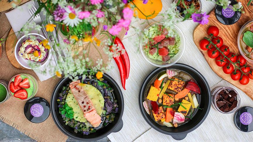 © Foto: Unsplash/ Sarah Dubler Esstisch mit sommerlichen Gerichten