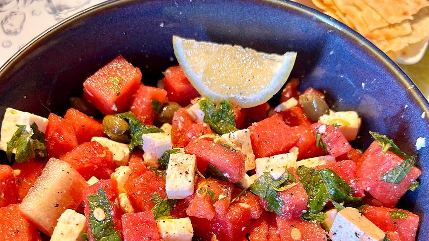 Melonensalat mit Feta, Minze, Oliven & Zitrone. (Sonja Spitz-Schober)