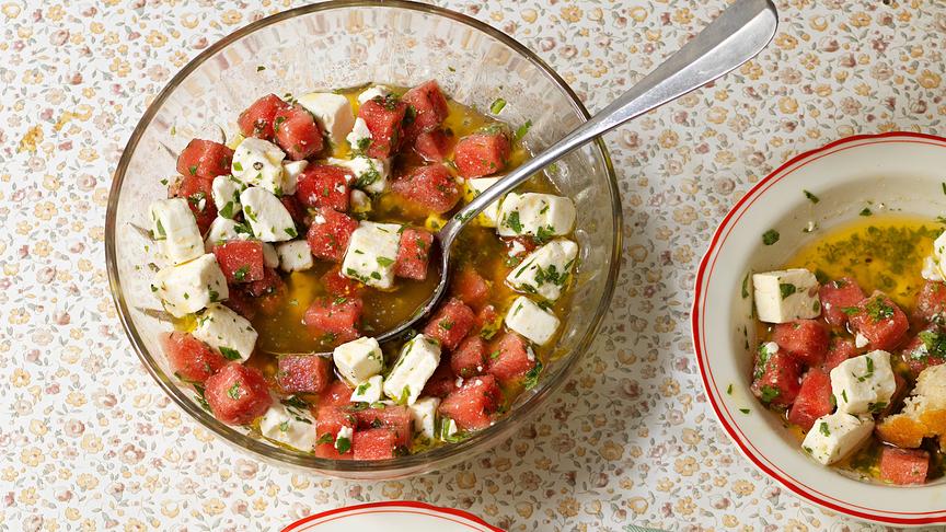 Melonen-Schafskäse-Salat mit wilder Minze 