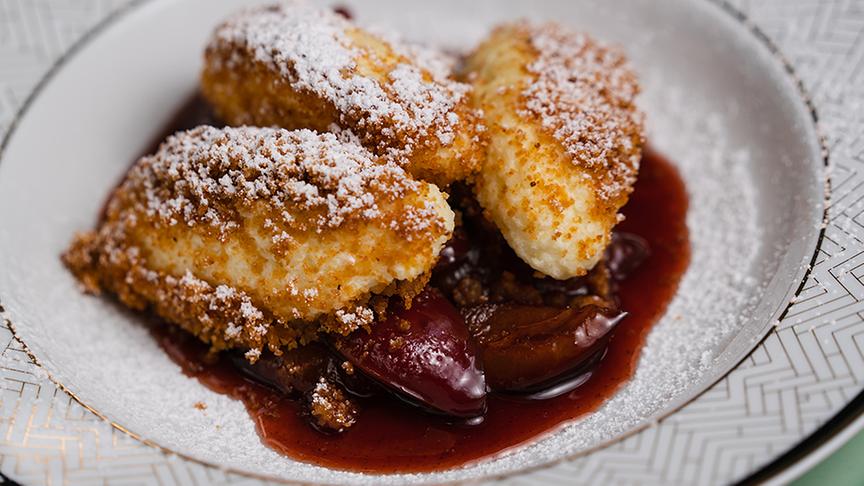 Topfennockerl mit Zwetschkenröster und Butterbrösel Topfennockerl mit Zwetschkenröster und Butterbrösel (Foto aus "Silvia kocht")