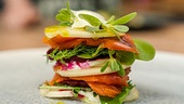 Mediterraner Gemüse-Millefeuille trifft Pistazie