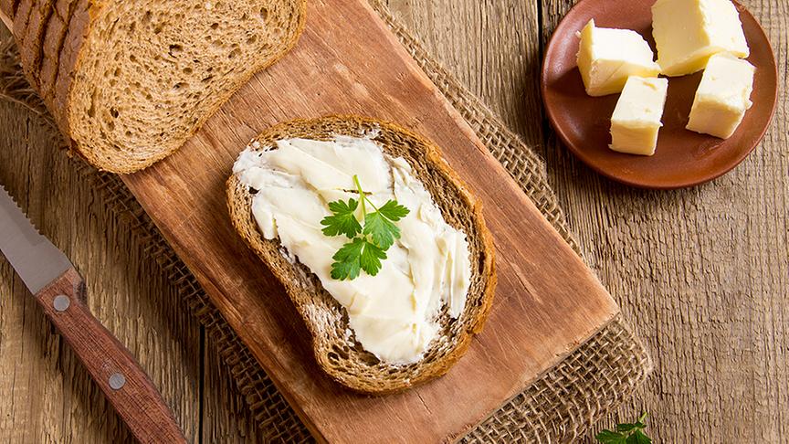 © Colourbox (Beispielfoto) Frisch gebackenes Brot mit Butter (Beispielfoto).