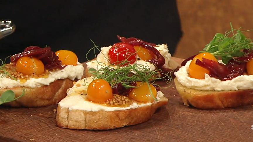 © ORF Crostini mit Fetacreme und glasierten Paradeisern