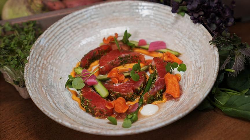 Süßwasser Fisch auf Rhabarber Spargelragout 