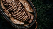 Flanksteak aufgeschnitten mit Pfefferrahmsauce und weißen aufgeschnittenen Zwiebeln