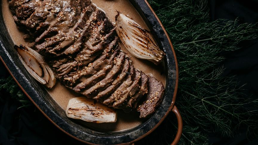 © Unsplash (Beispielfoto) Flanksteak aufgeschnitten mit Pfefferrahmsauce und weißen aufgeschnittenen Zwiebeln