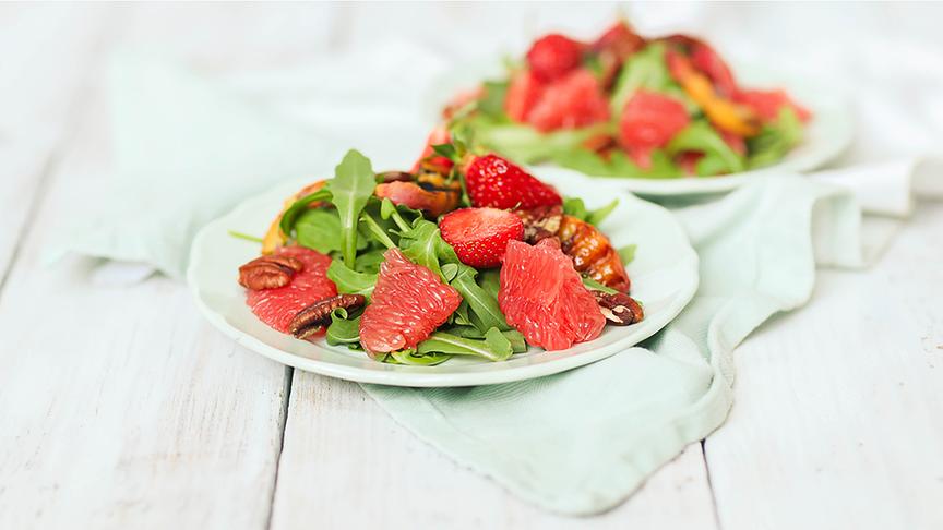 Salat mit Erdbeeren (Beispielfoto). 