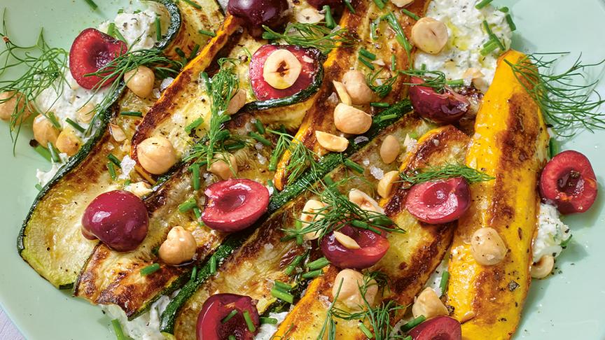 Gebratene Zucchini mit Dillfrischkäse & Kirschen