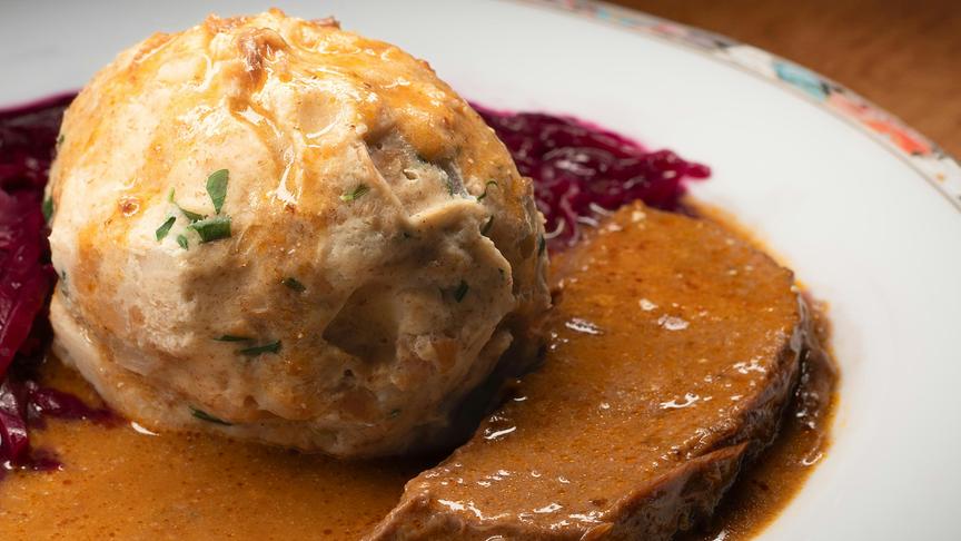 Hirsch-Roulade mit Walnuss Semmelknödel