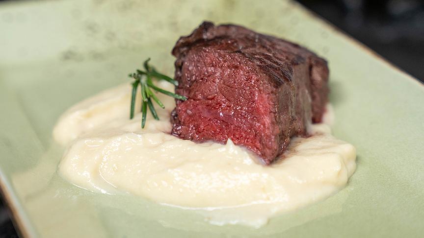 © Simeon Baker Hirschrücken mit Pastinaken-Püree