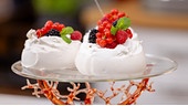 Pavlova mit Beeren.