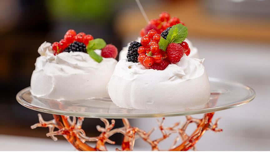 Pavlova mit Beeren.