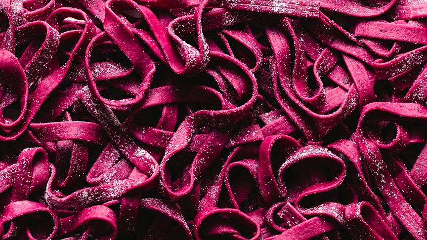 © Unsplash Pink Pasta mit karamellisierten Paranüssen und Asia Ei