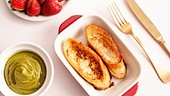 Torrijas - French Toast mit Pistaziencreme und gegrillten, flambierten Erdbeeren