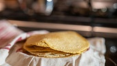 Tortillas mit gezupfter Fjordforelle und Erbsenguacamole