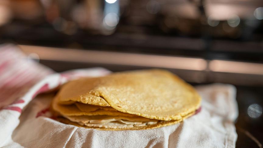 Tortillas mit gezupfter Fjordforelle und Erbsenguacamole
