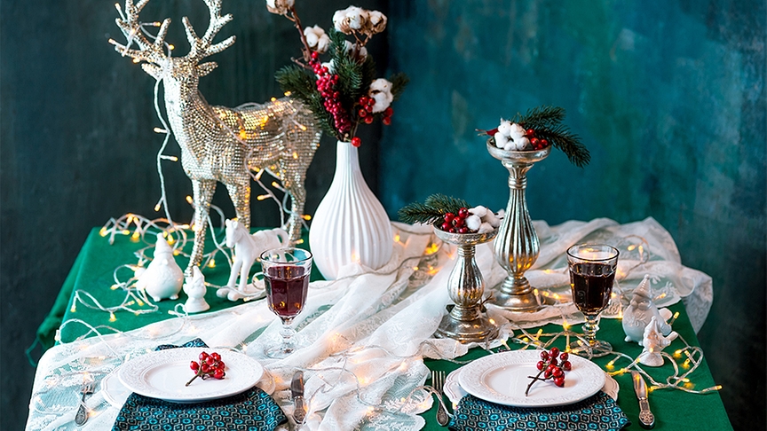 © Foto: Colourbox Ein Tisch ist weihnachtlich dekoriert