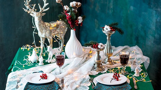 © Foto: Colourbox Ein Tisch ist weihnachtlich dekoriert