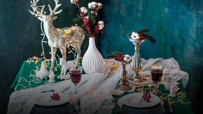 Ein Tisch ist weihnachtlich dekoriert