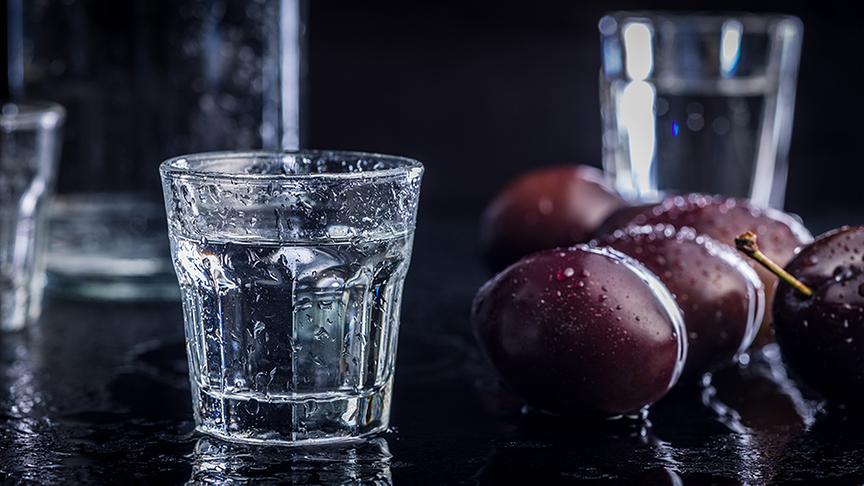 © Foto: Colourbox (Beispielfoto) Ein Glas Gin mit Zwetschken