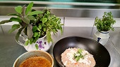 Im Bild: Das Ritschotto wird mit saisonalem Gemüse serviert. Als Nachspeise macht Gerhart eine Käferbohnen-Creme Brulée.