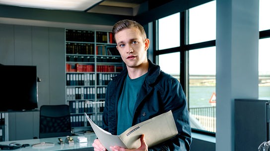 © ORF/Roman Zach-Kiesling Soko Donau: Michael Steinocher als Simon Steininger.