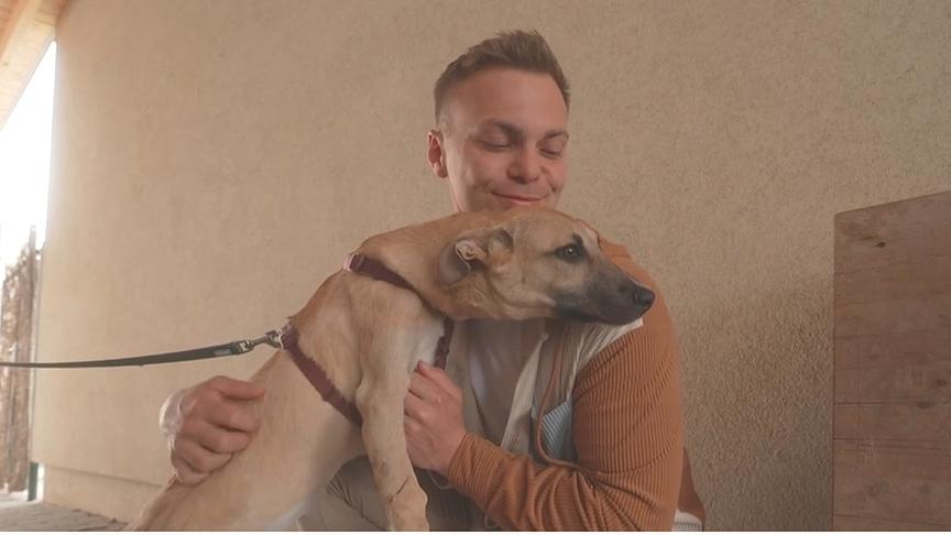 Lukas Pratschker kuschelt mit einem Hund aus dem Tierheim.