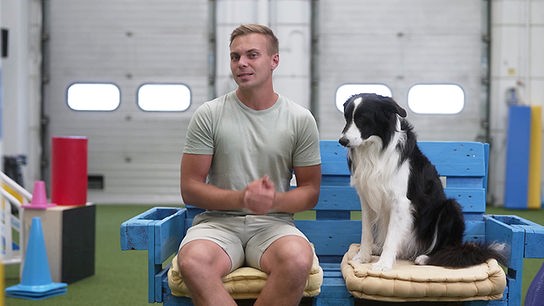 Lukas Pratschker bringt seinem Hund bei, allein zuhause zu bleiben.