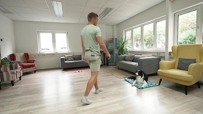 Lukas Pratschker bringt seinem Hund bei, allein zuhause zu bleiben.