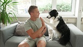 Lukas Pratschker bringt seinem Hund bei, allein zuhause zu bleiben.