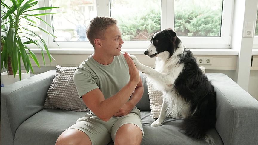 Lukas Pratschker bringt seinem Hund bei, allein zuhause zu bleiben.